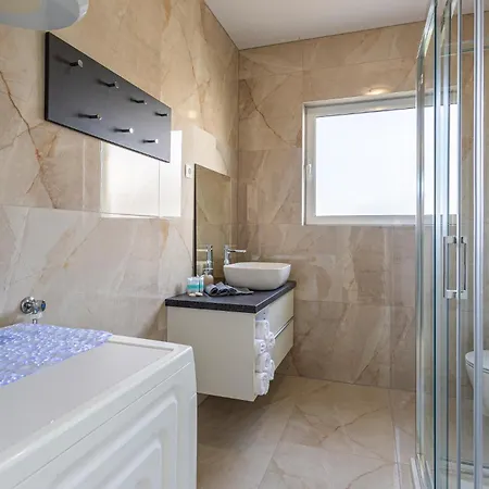 2 Bedroom Lovely In Barbat *