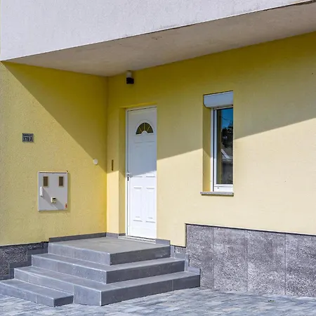 2 Bedroom Lovely In Barbat