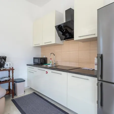2 Bedroom Lovely In Barbat דירה