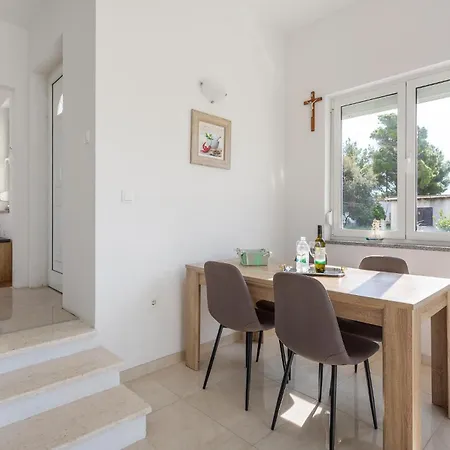 2 Bedroom Lovely In Barbat Appartement