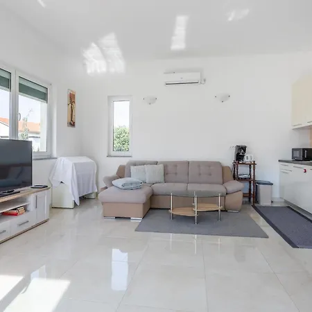 2 Bedroom Lovely In Barbat Appartement *
