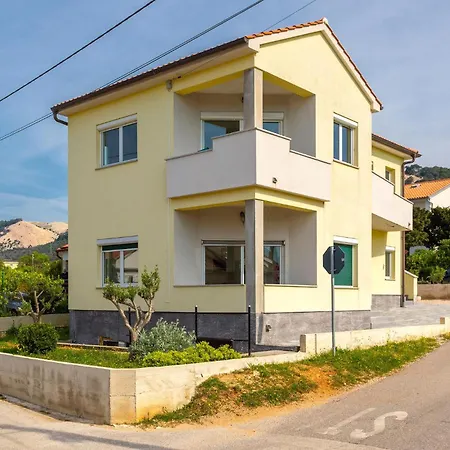 2 Bedroom Lovely In Barbat Appartement *