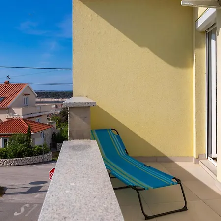 2 Bedroom Lovely In Barbat Appartement