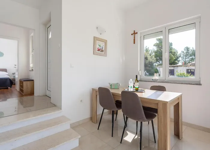 2 Bedroom Lovely In Barbat Apartment