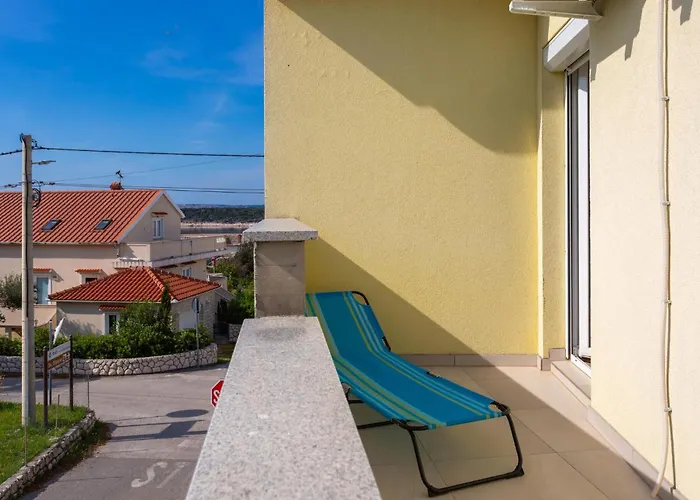 2 Bedroom Lovely In Barbat Apartment